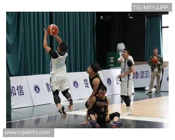 重庆篮球队比赛经验引发热议球迷对战术与表现的不同看法