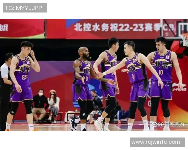 CBA焦点战青岛队迎战山东西王队双方全力争胜展现篮球魅力