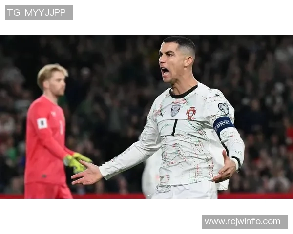 球迷疯狂冲进场内竟抢走C罗球衣引发热议